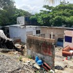 Inicia demolición de casa en derecho de Vía, 5 familias no han sido reubicadas