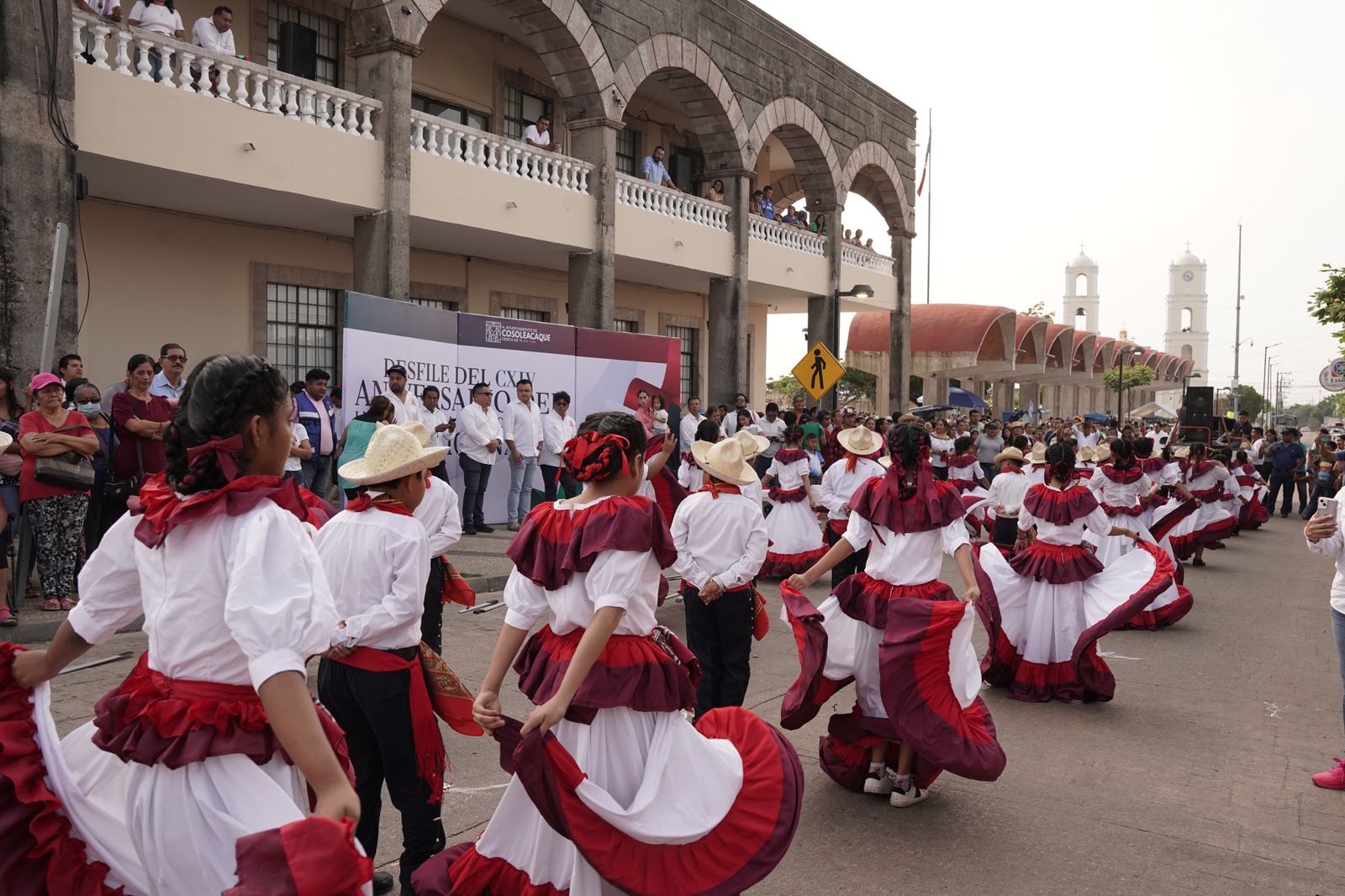 Magno desfile conmemorativo en Cosoleacaque, por el 114 aniversario de la Revolución Mexicana