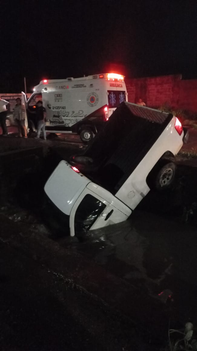 Cae camioneta a Canal pluvial de la calle Jirafas en  Coatzacoalcos