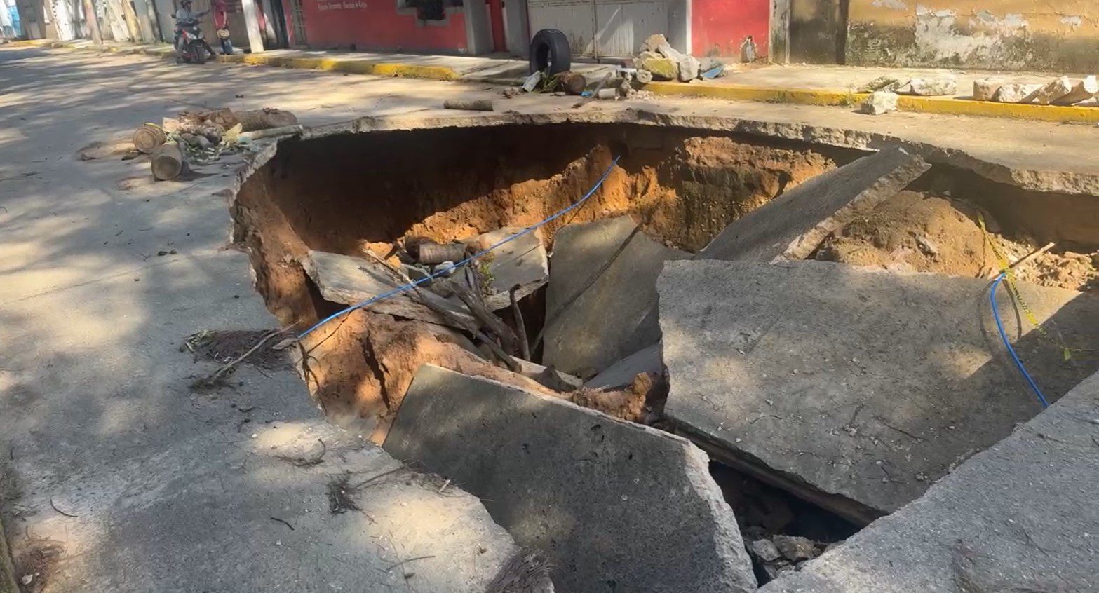 Drenajes de Pemex dañan  calles de la colonia oaxaqueña, en Cosoleacaque