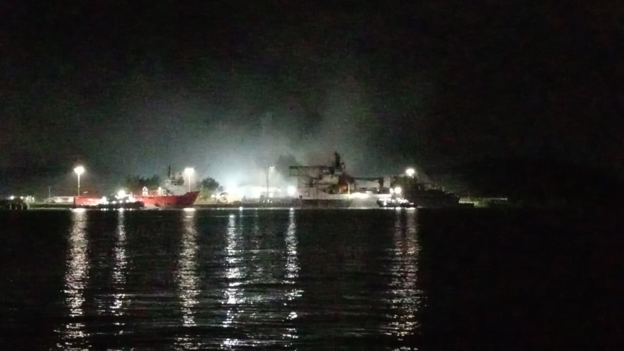 Se incendia por tercera vez el buque “Blue Phoenix”