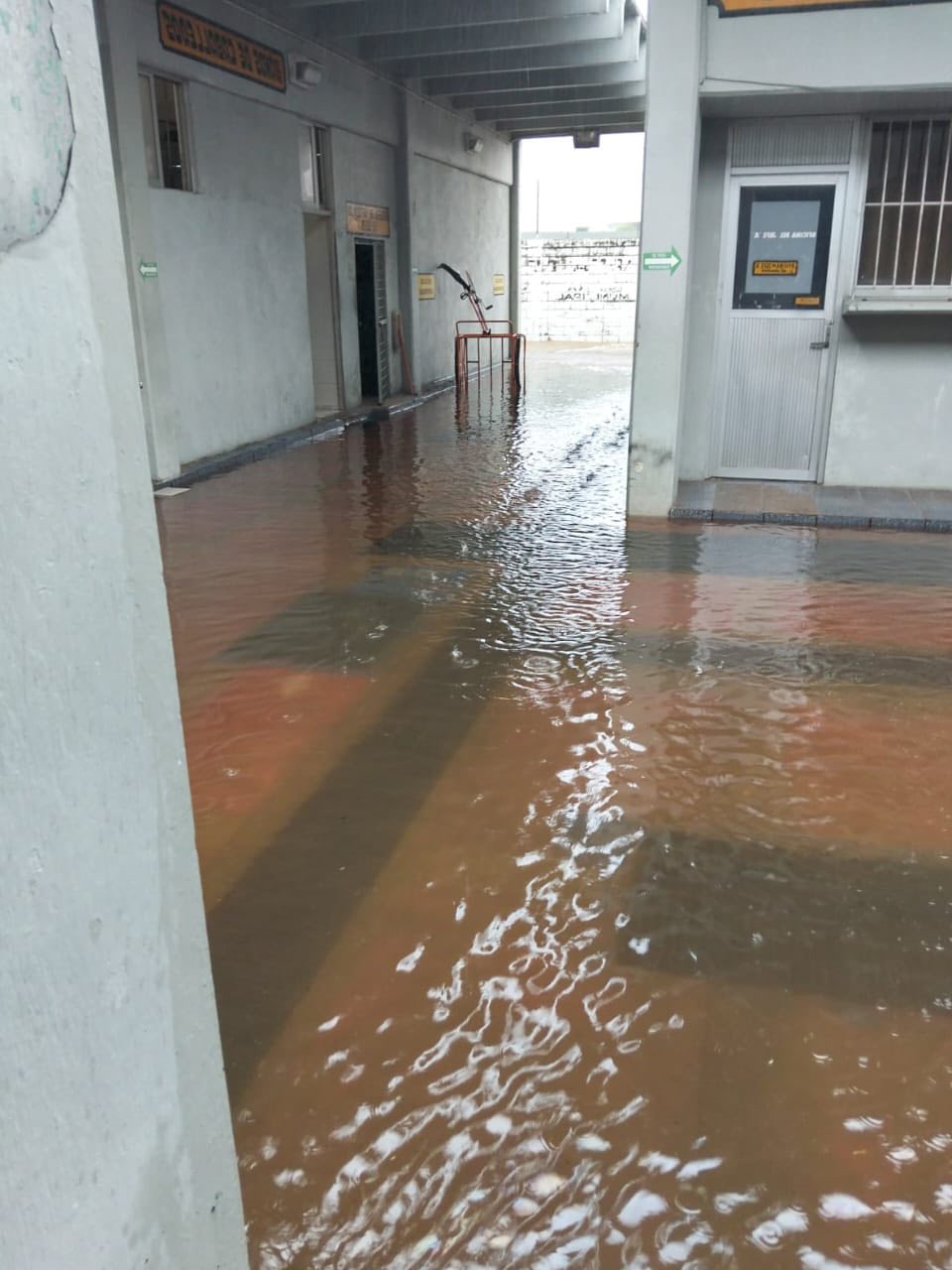 Trabajadores denuncian colapso de drenaje aceitoso en La Cangrejera