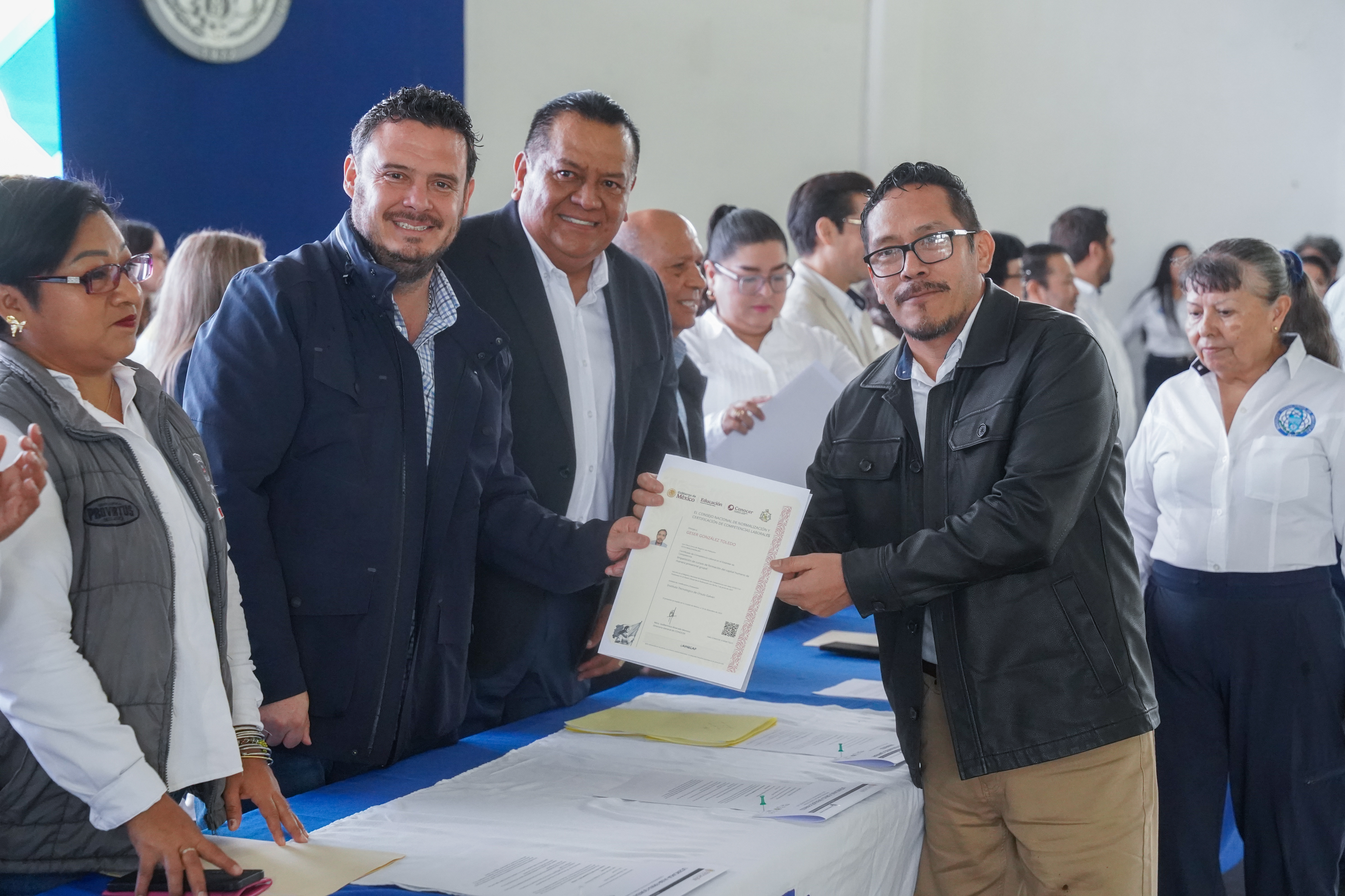 Refrenda Cirilo Vázquez Parissi su compromiso con la educación en Cosoleacaque