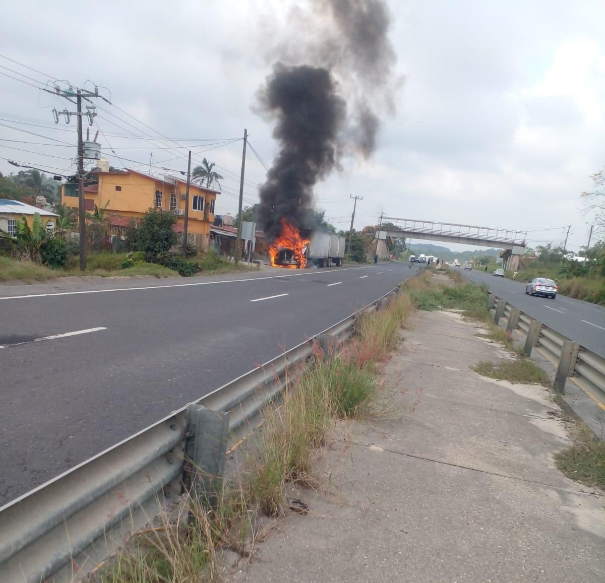 Queman vehículos en el sur de Veracruz y el Istmo tras reportes sobre la muerte de El Mencho
