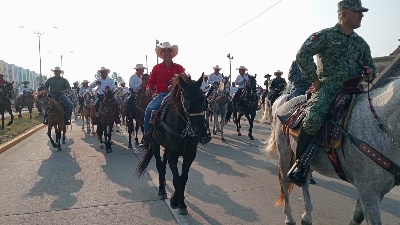Cabalgata en el malecón cierra el Mes del Ejército y Fuerza Aérea en Coatzacoalcos