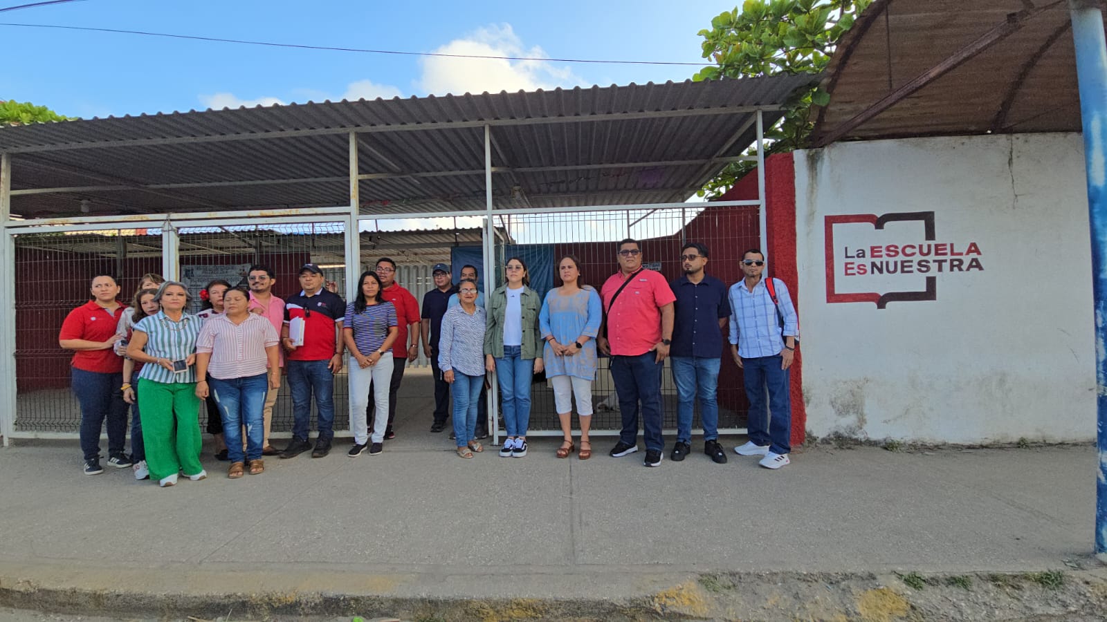 Docentes toman la Secundaria 3 para exigir reubicación de maestro acusado de discriminación