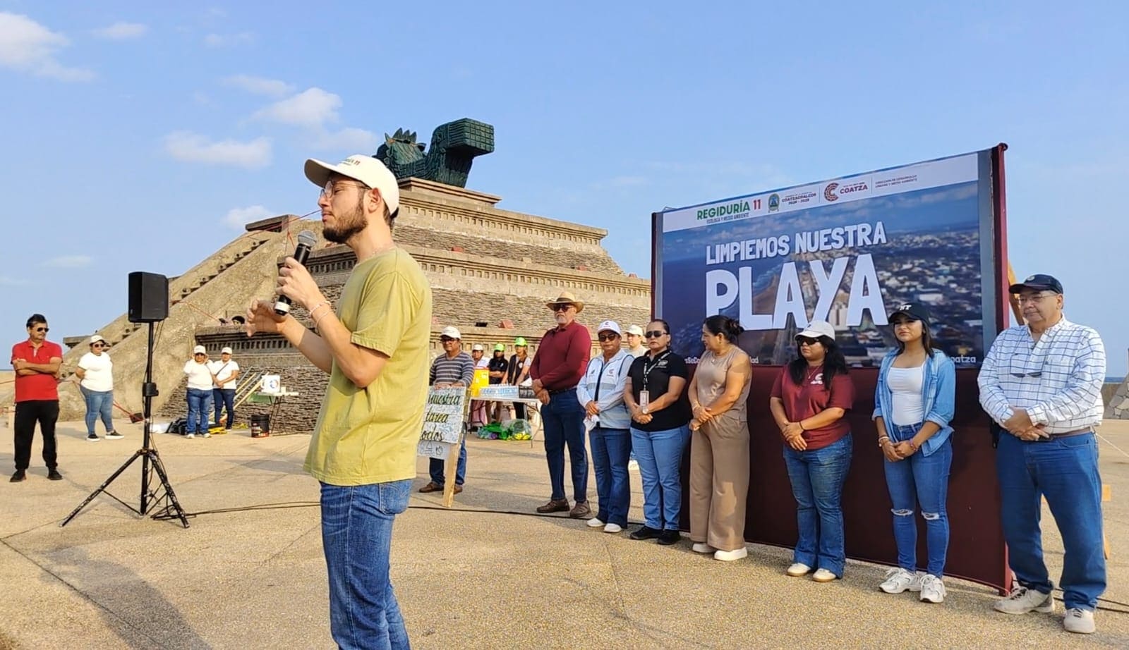 Regidor Emmanuel Cornelio encabeza limpieza de playa y llama a reforzar conciencia ambiental en Coatzacoalcos