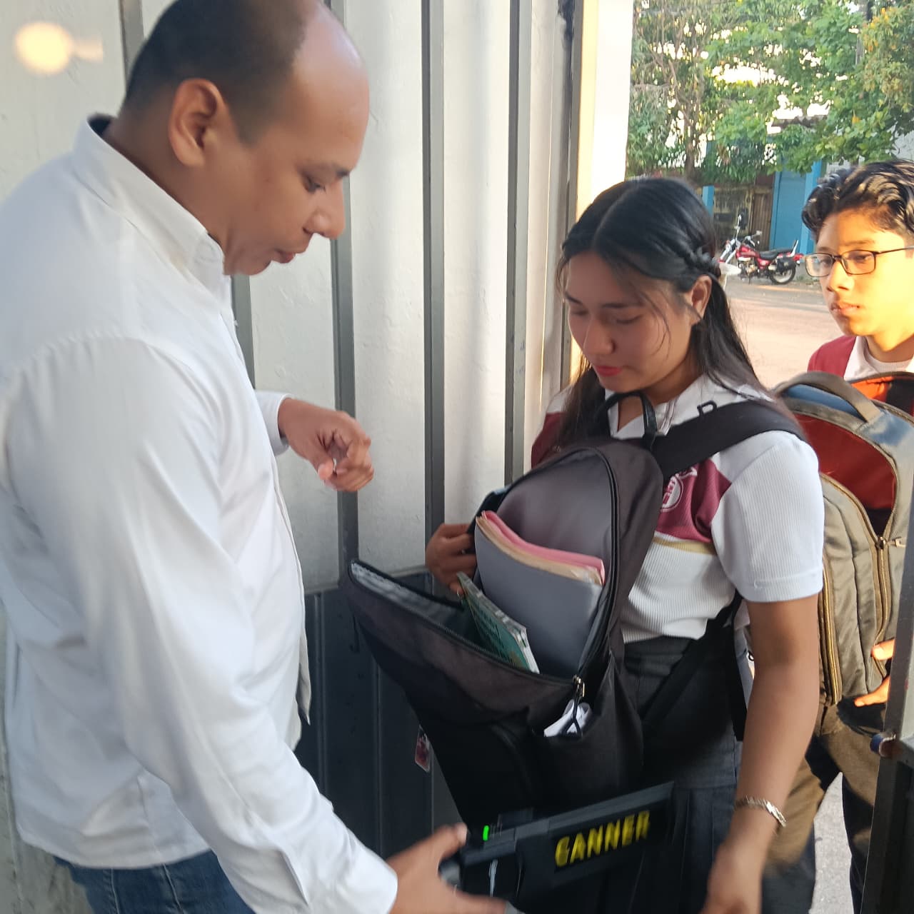 SEP aplica revisión visual de mochilas en escuelas