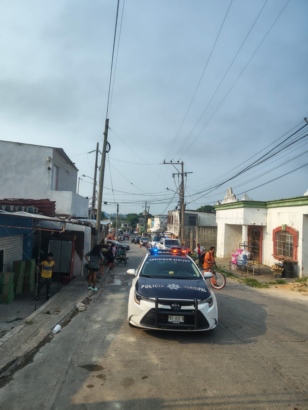 Disparos frente a primaria en Mundo Nuevo generan pánico y dejan un lesionado grave