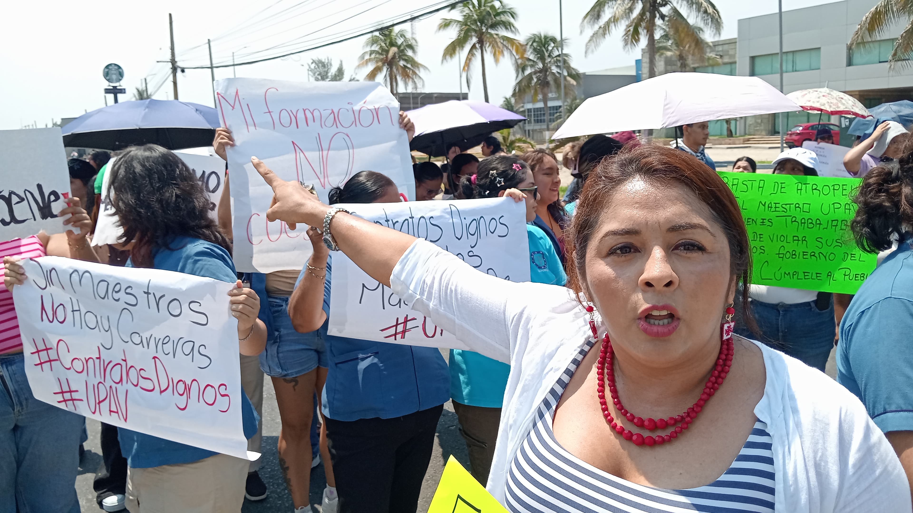 Maestros y alumnos de la UPAV protestan por recorte salarial y falta de transparencia