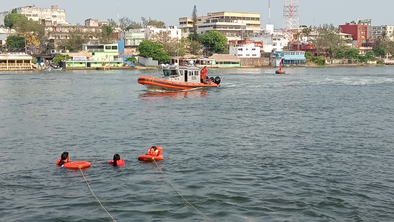 Simulacro de rescate acuático en el río Coatzacoalcos tras hipótesis de sismo