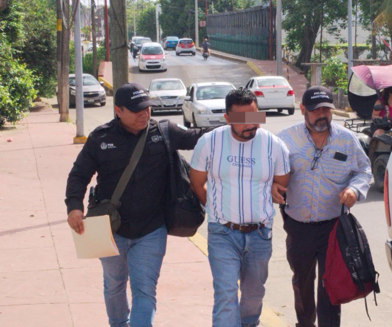 Detienen a docente del COBAEV 04 por presunto abuso sexual en Agua Dulce