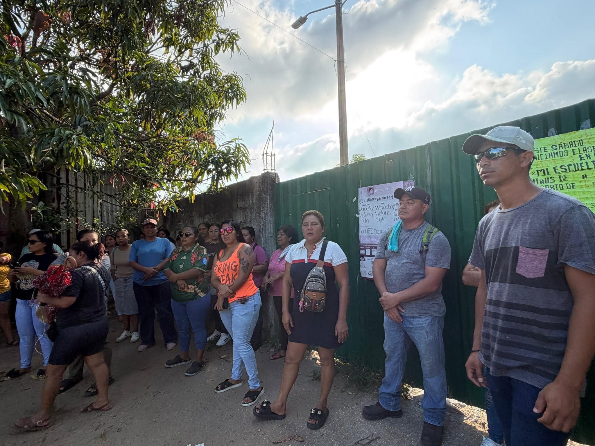 Padres toman primaria en Coatzacoalcos por irregularidades  en la administración