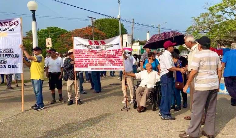 Derechohabientes de Pemex protestan por falta de especialistas y medicamentos