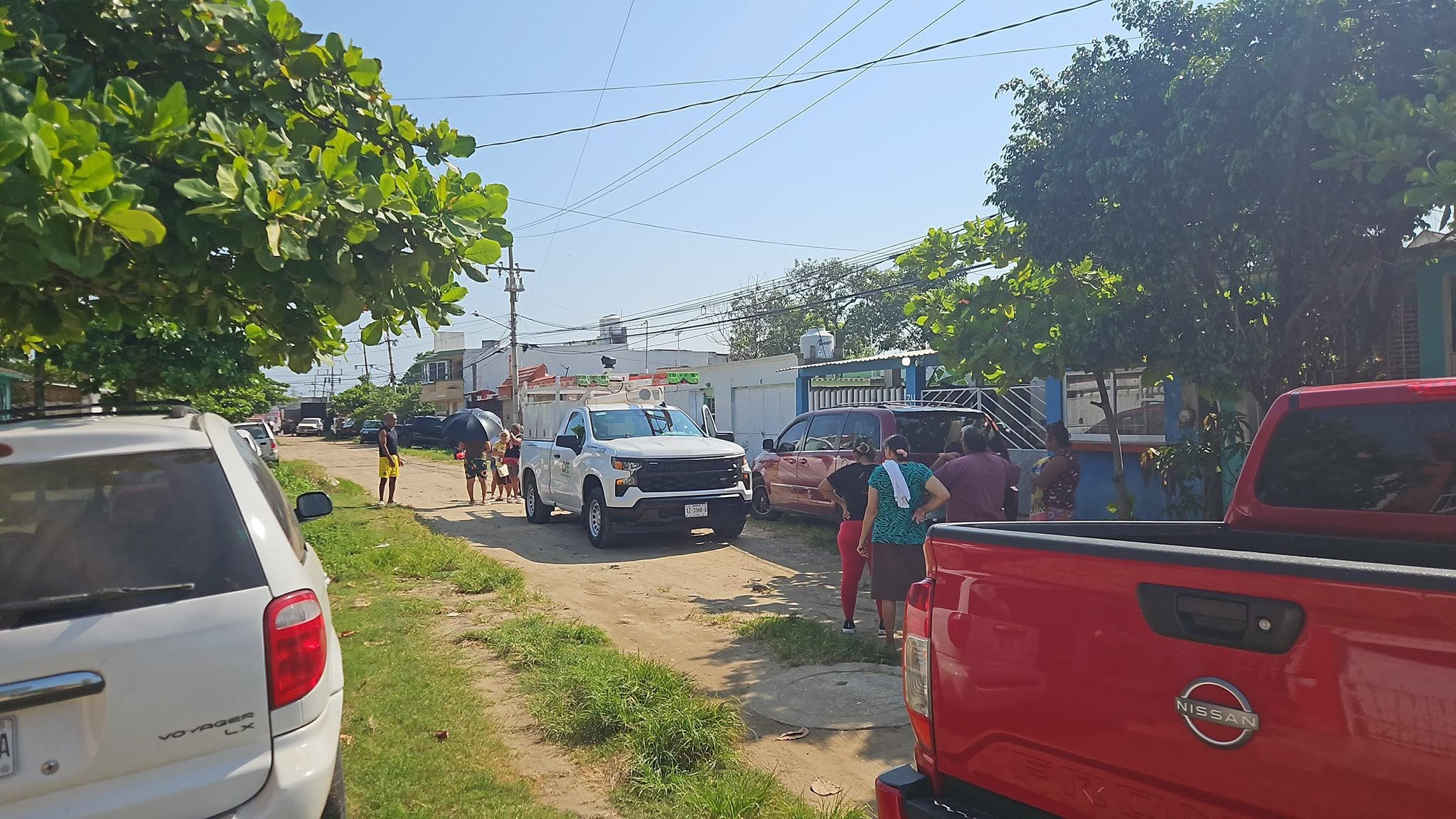 Vecinos retienen unidad de CFE por fallas eléctricas en Coatzacoalcos