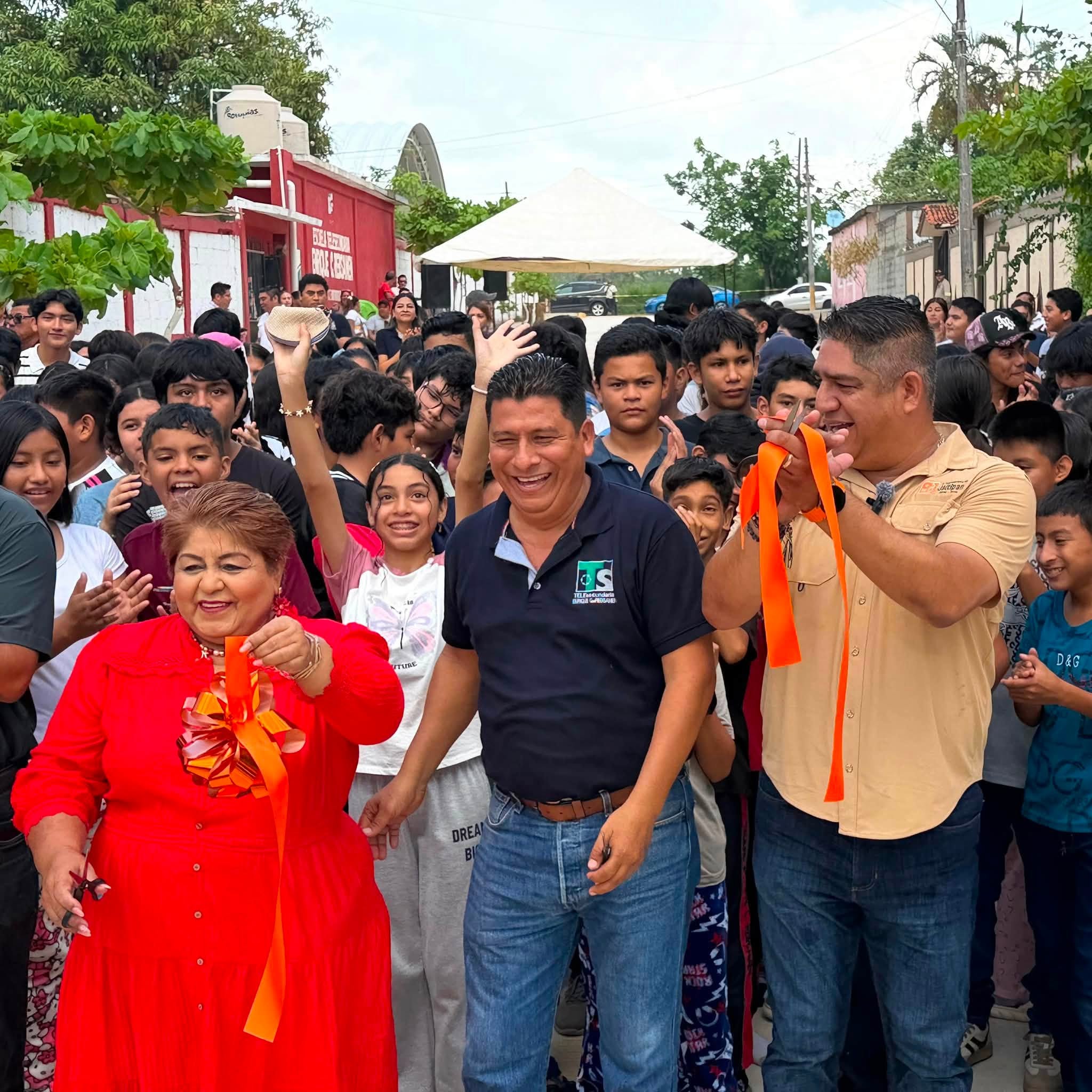 Inauguran pavimentación de la calle Francisco Villa en Jáltipan