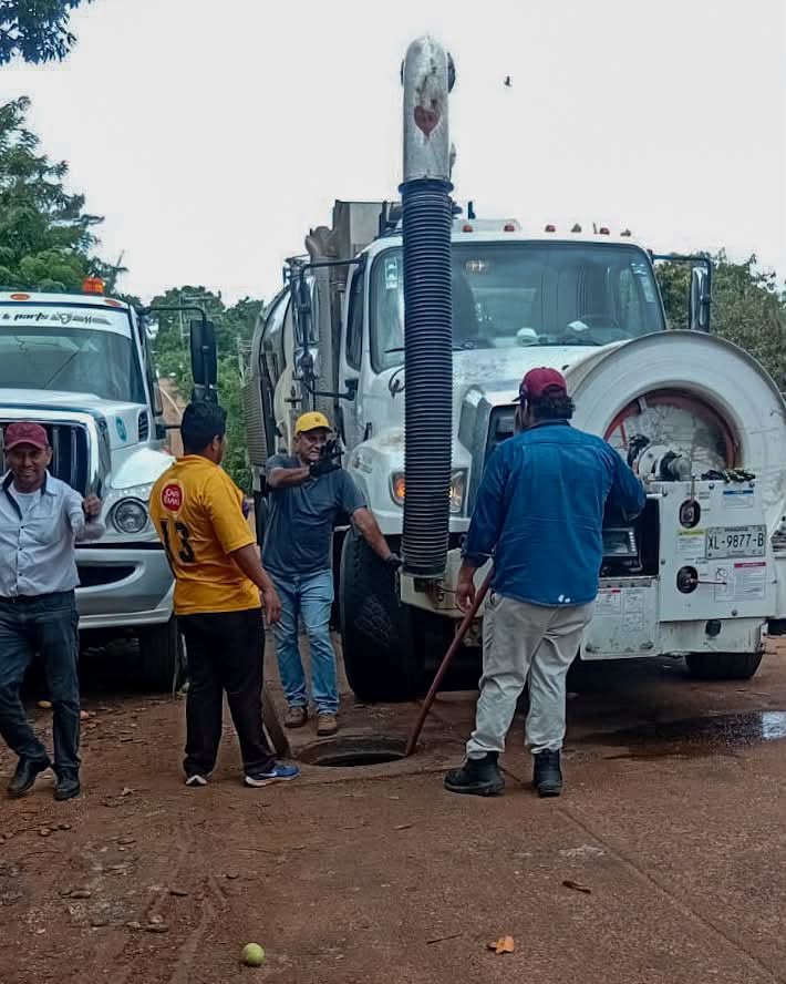 Soteapan limpia drenajes con camión vactor en manzanas 4 y 6
