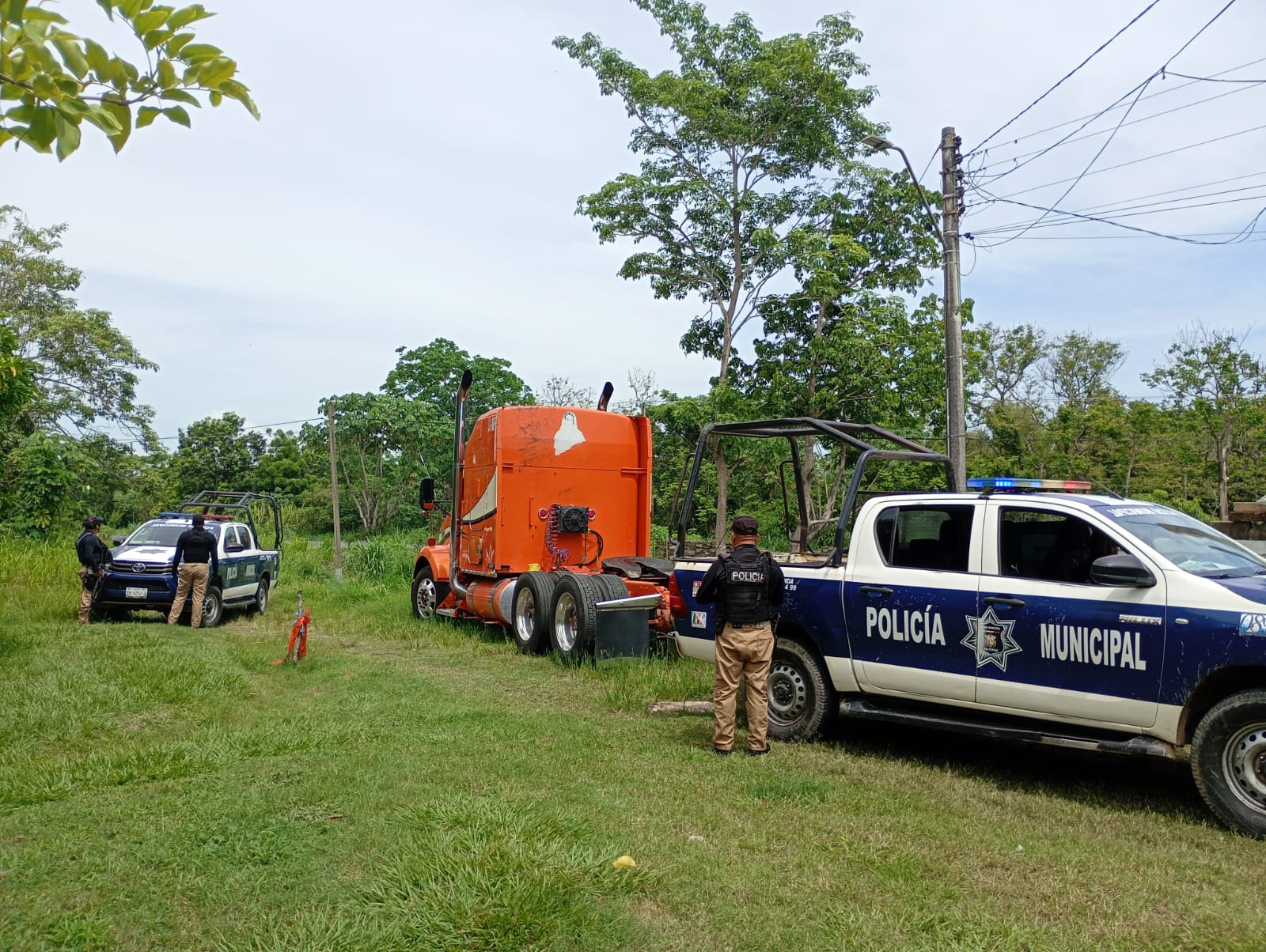 Policía de Jáltipan aseguró tractocamión robado en Jáltipan