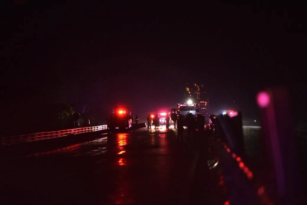 Muere elemento de la SSPC en accidente múltiple en la autopista 145-D; pipa evadió retén en Acayucan