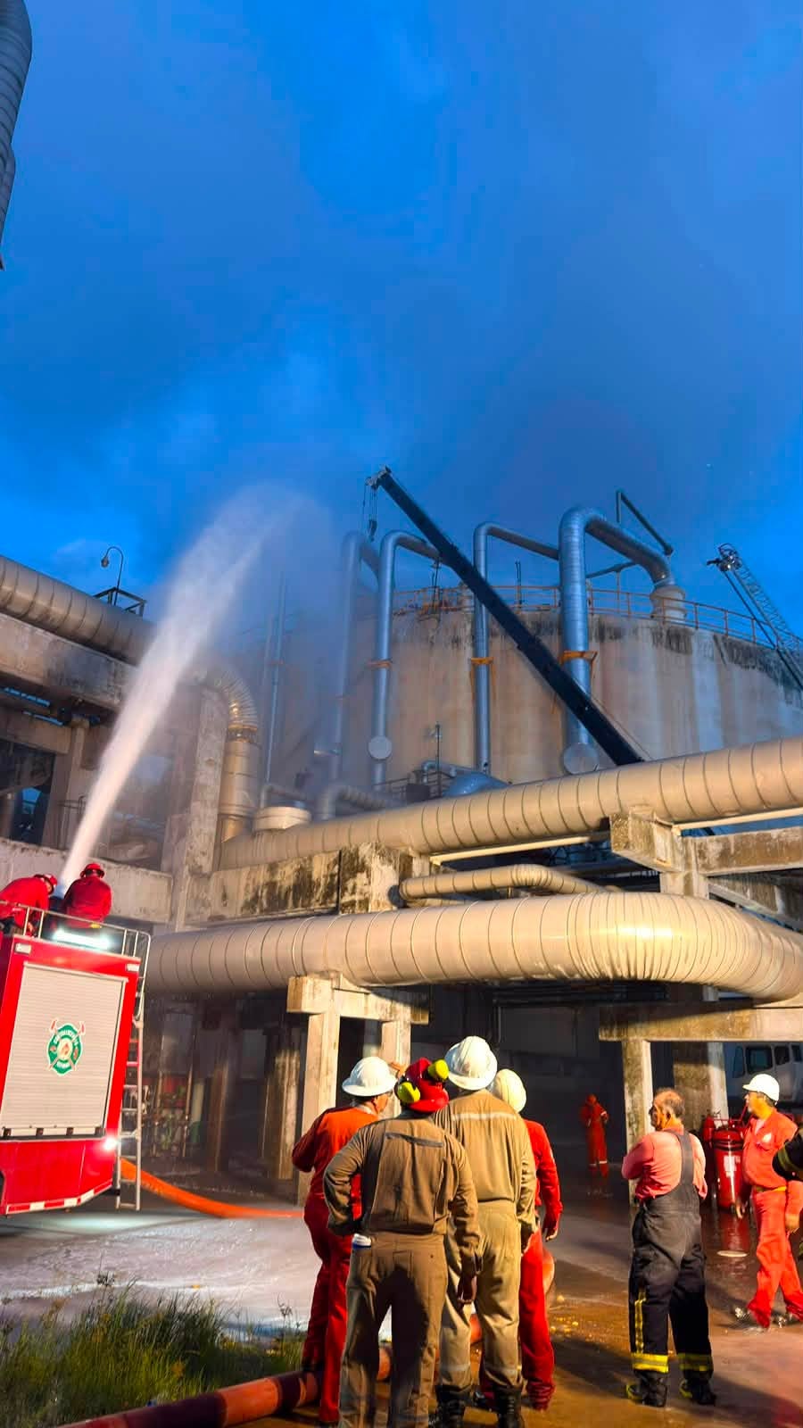 Extinguen flama en tanque de Pajaritos; fuga continúa y piden no volar drones