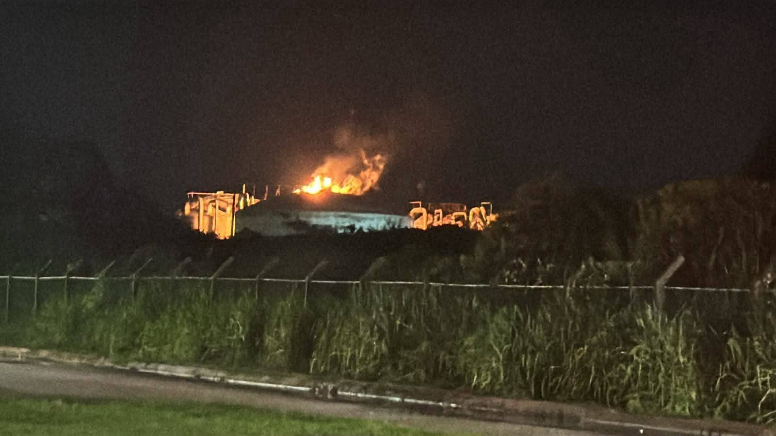 Incendio en tanque de Pajaritos sigue activo pero controlado: Pemex