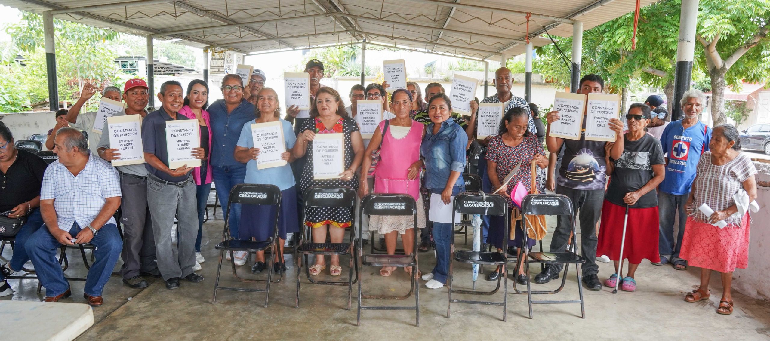 Entregan constancias de posesión a familias de Cosoleacaque