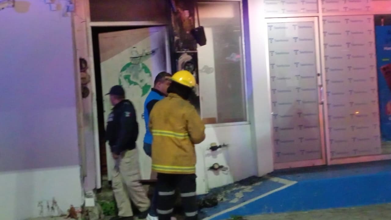 Corto circuito provoca evacuación en local de Movistar en Coatzacoalcos