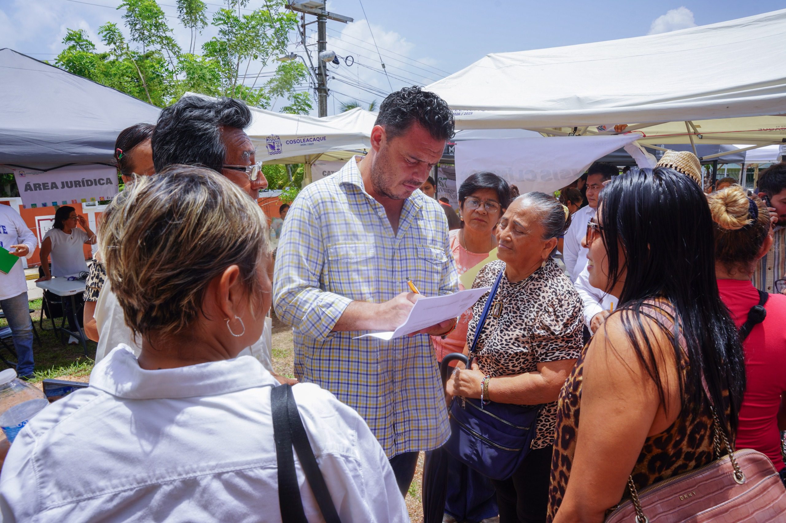 Lleva Ayuntamiento de Cosoleacaque servicios municipales a la localidad de Buenos Aires
