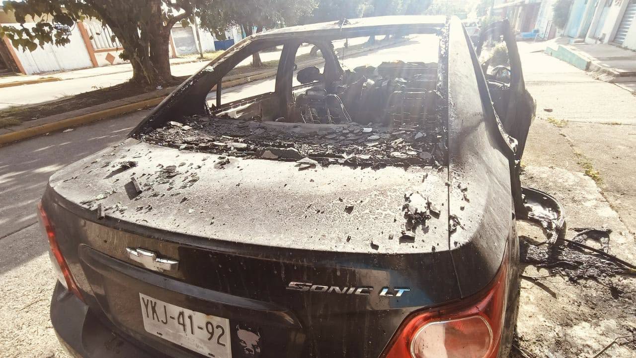 Incendian automóvil con bombas caseras en la Benito Juárez Norte de Coatzacoalcos