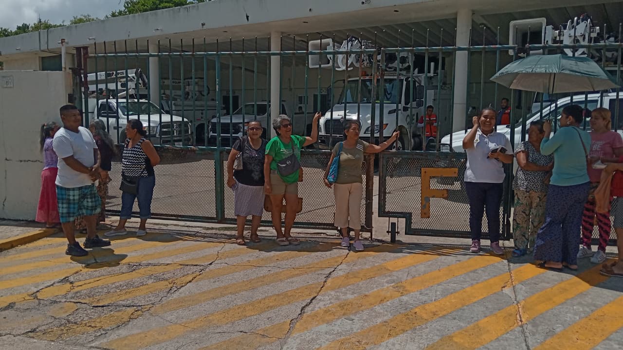 Vecinos de la colonia Esfuerzo retienen a personal de CFE tras 72 horas sin luz