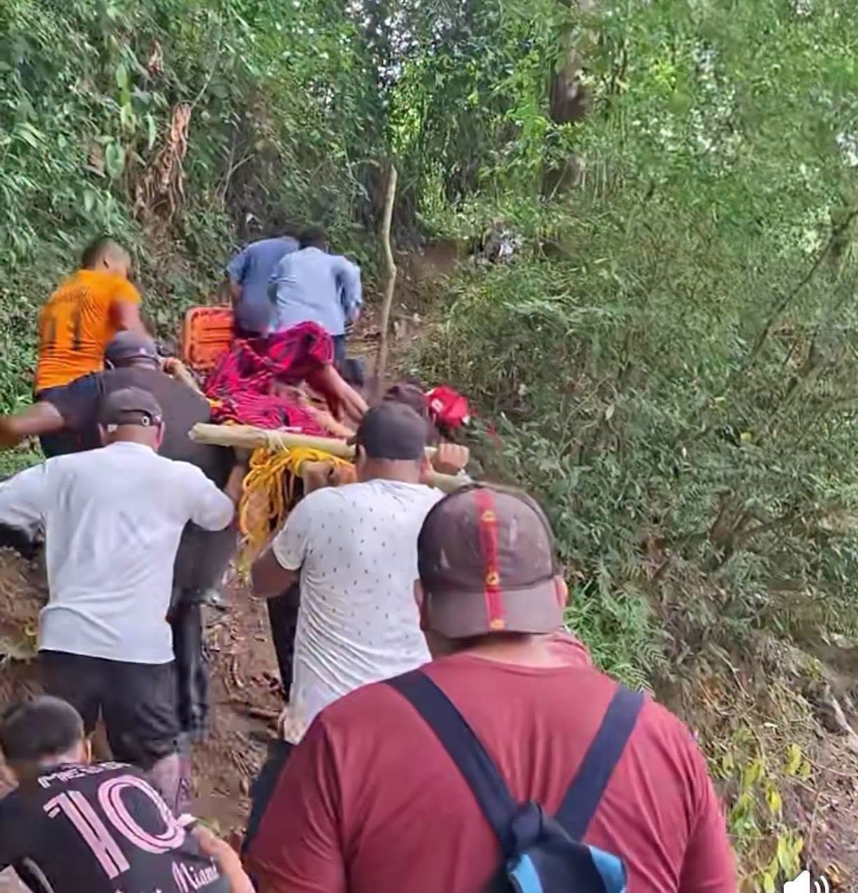 Buzos alemanes rescatan con vida a pescador desaparecido 15 días en cenote