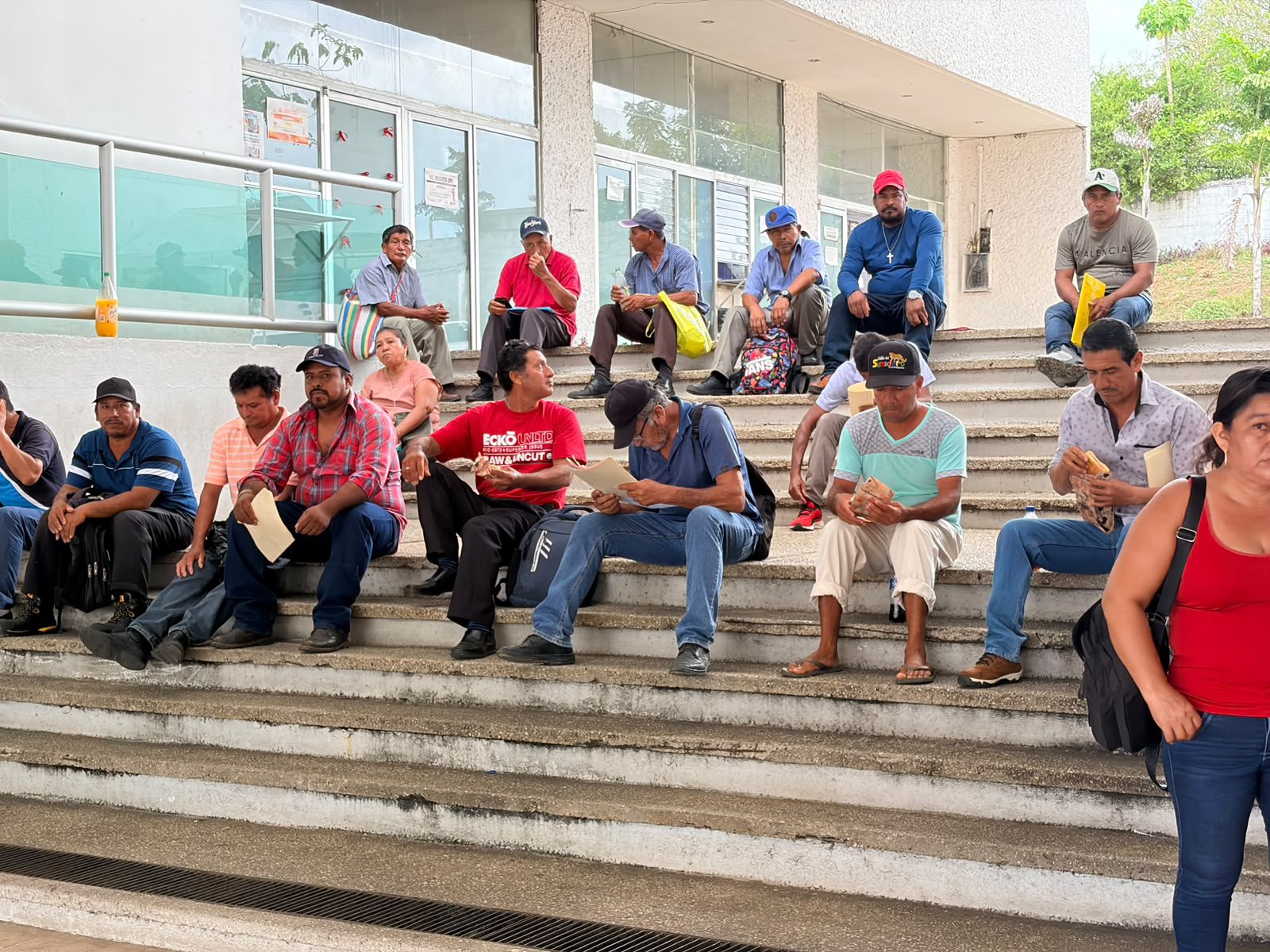 Entregan apoyo a pescadores pendientes en Minatitlán