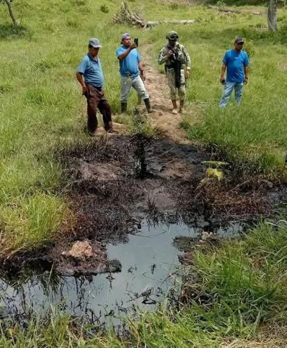 Derrame de crudo sigue afectando a ejidatarios de Ixhuatlán del Sureste