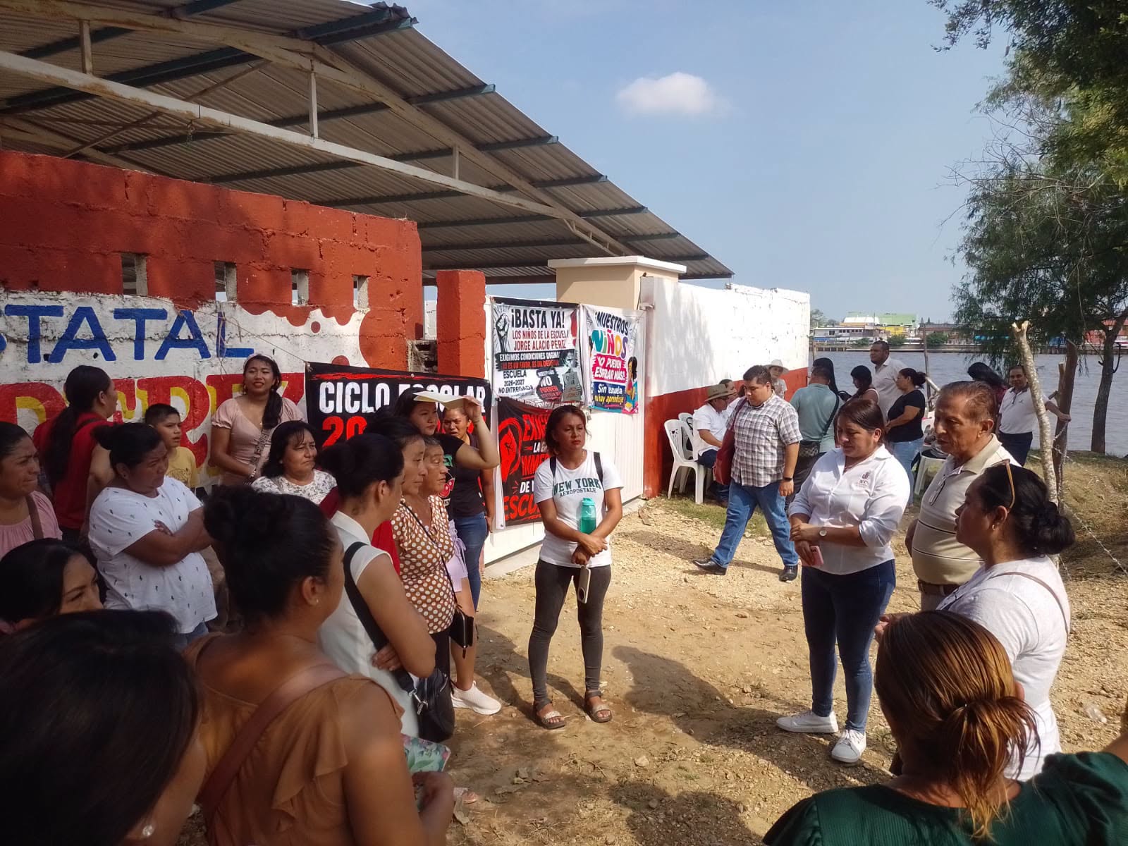 Aulas nuevas en Capoacán siguen sin entregarse