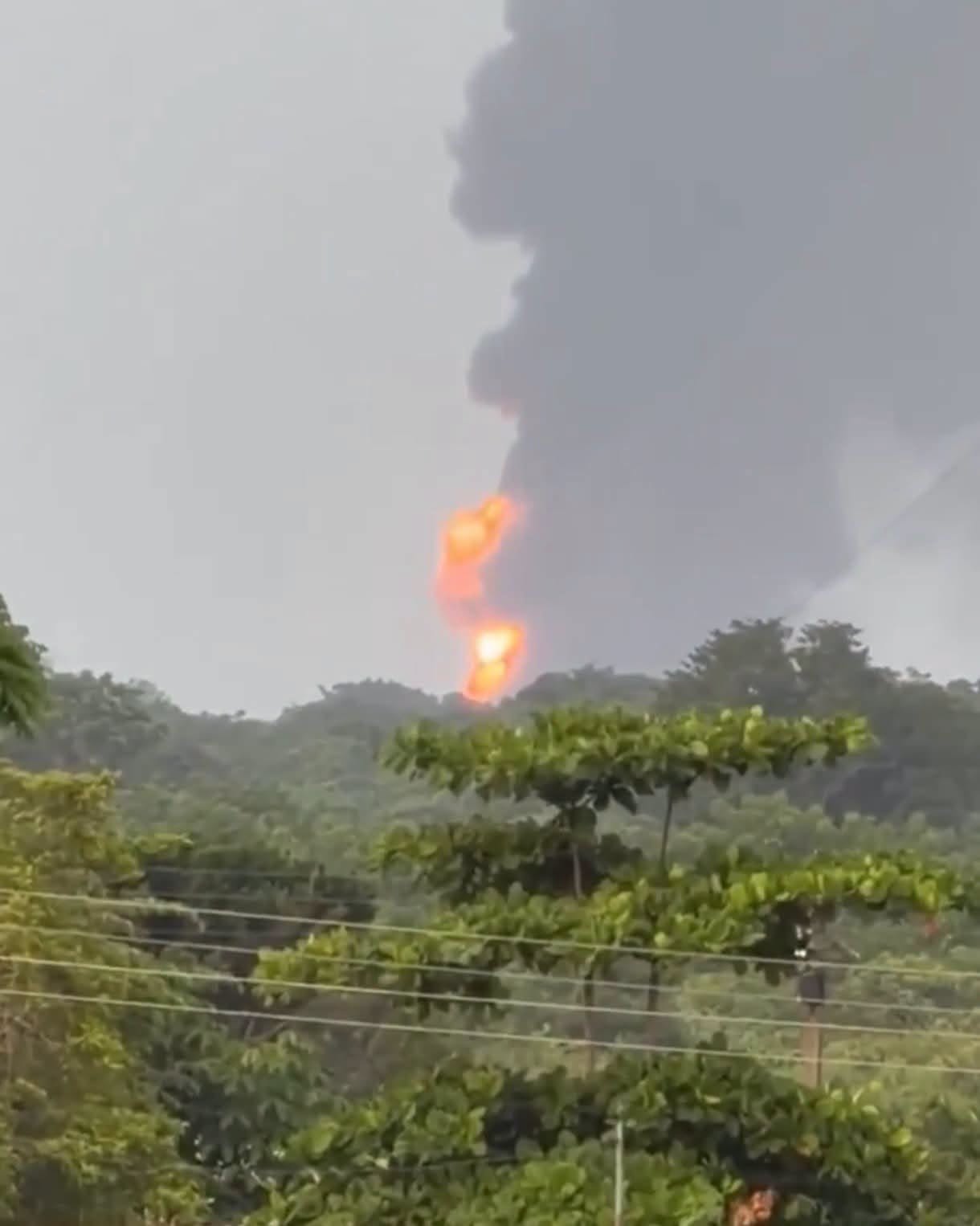 Explosión e incendio en pozo de sal en Jáltipan; tres muertos y evacuación de comunidades