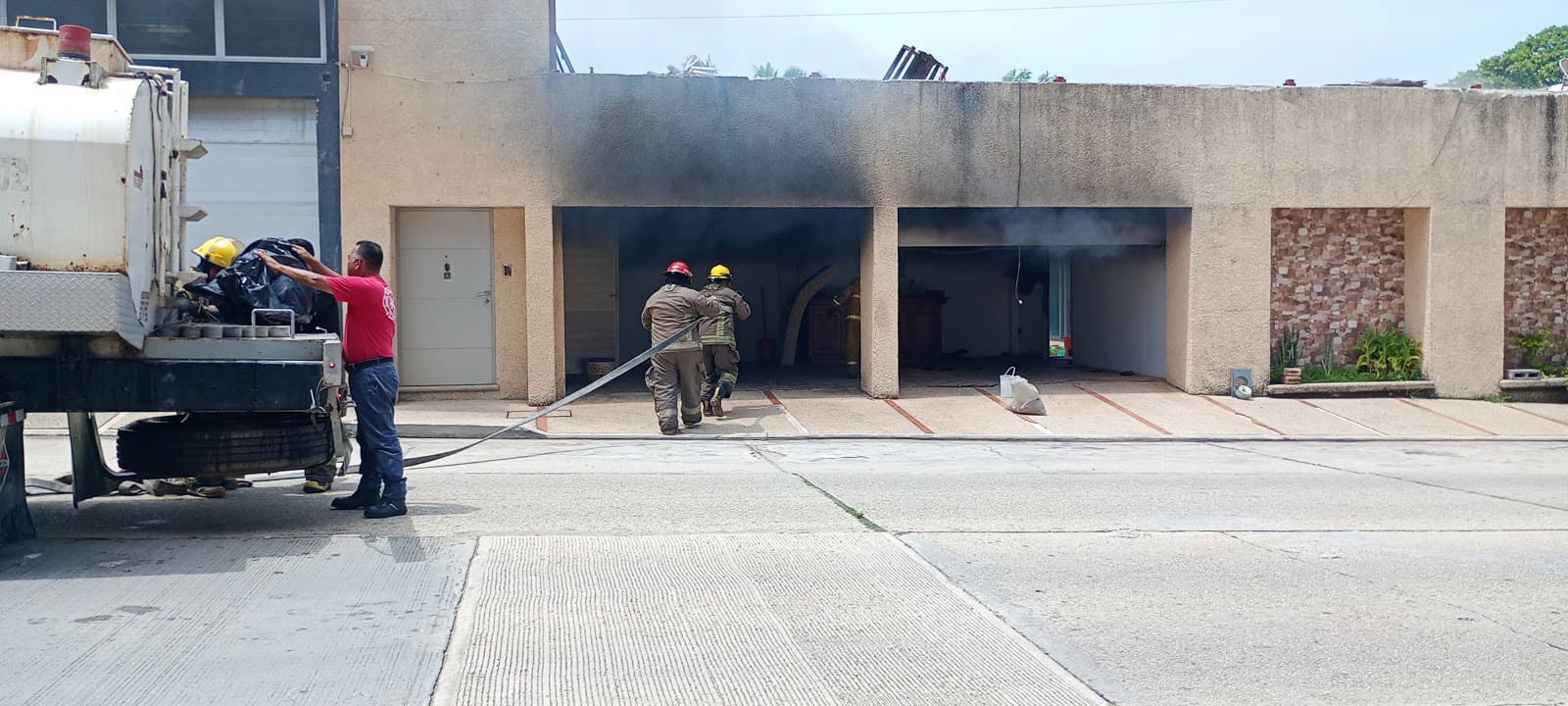 Incendio en clínica de rehabilitación deja 40 evacuados en Coatzacoalcos