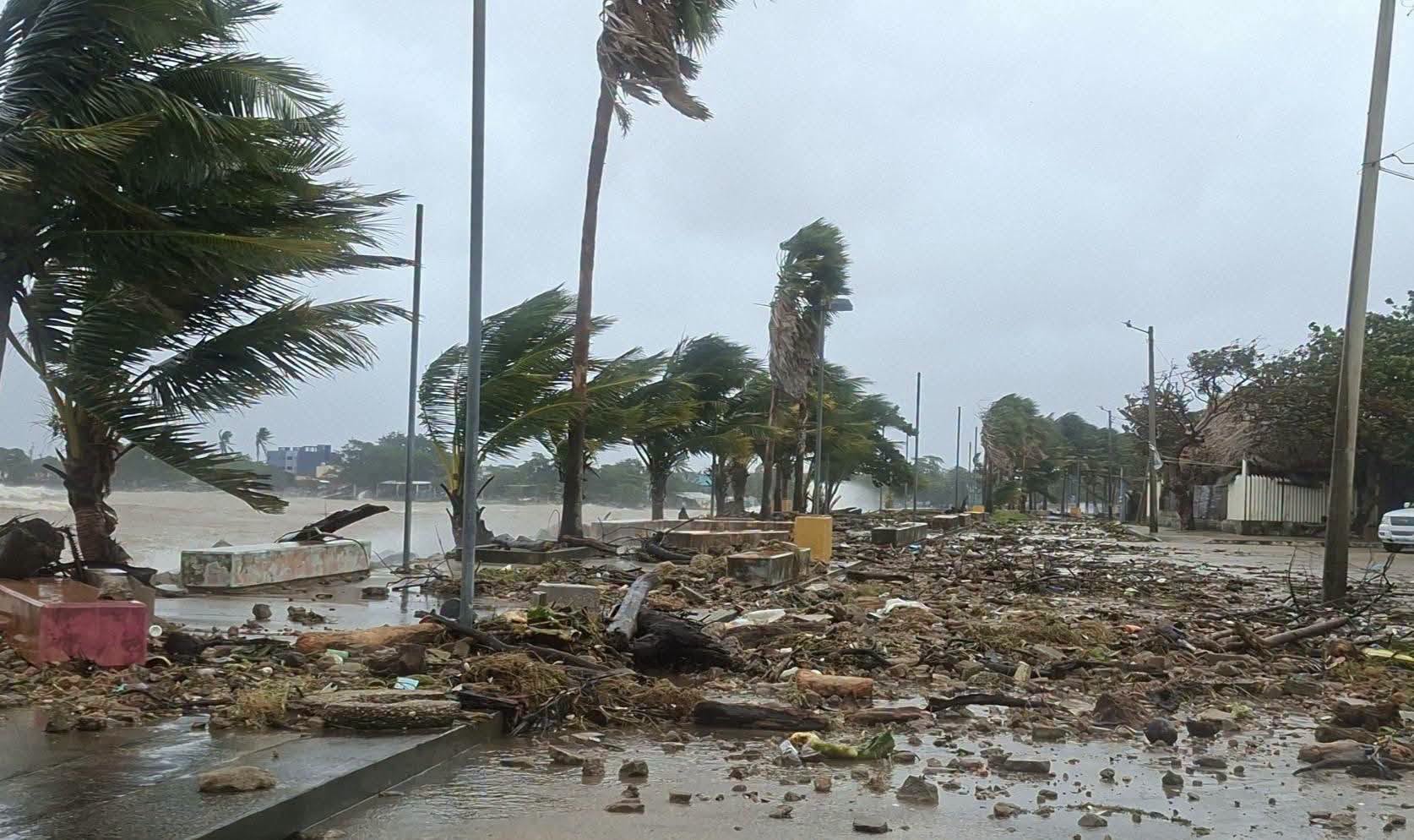 Mar invadió Malecon costero de Coatzacoalcos