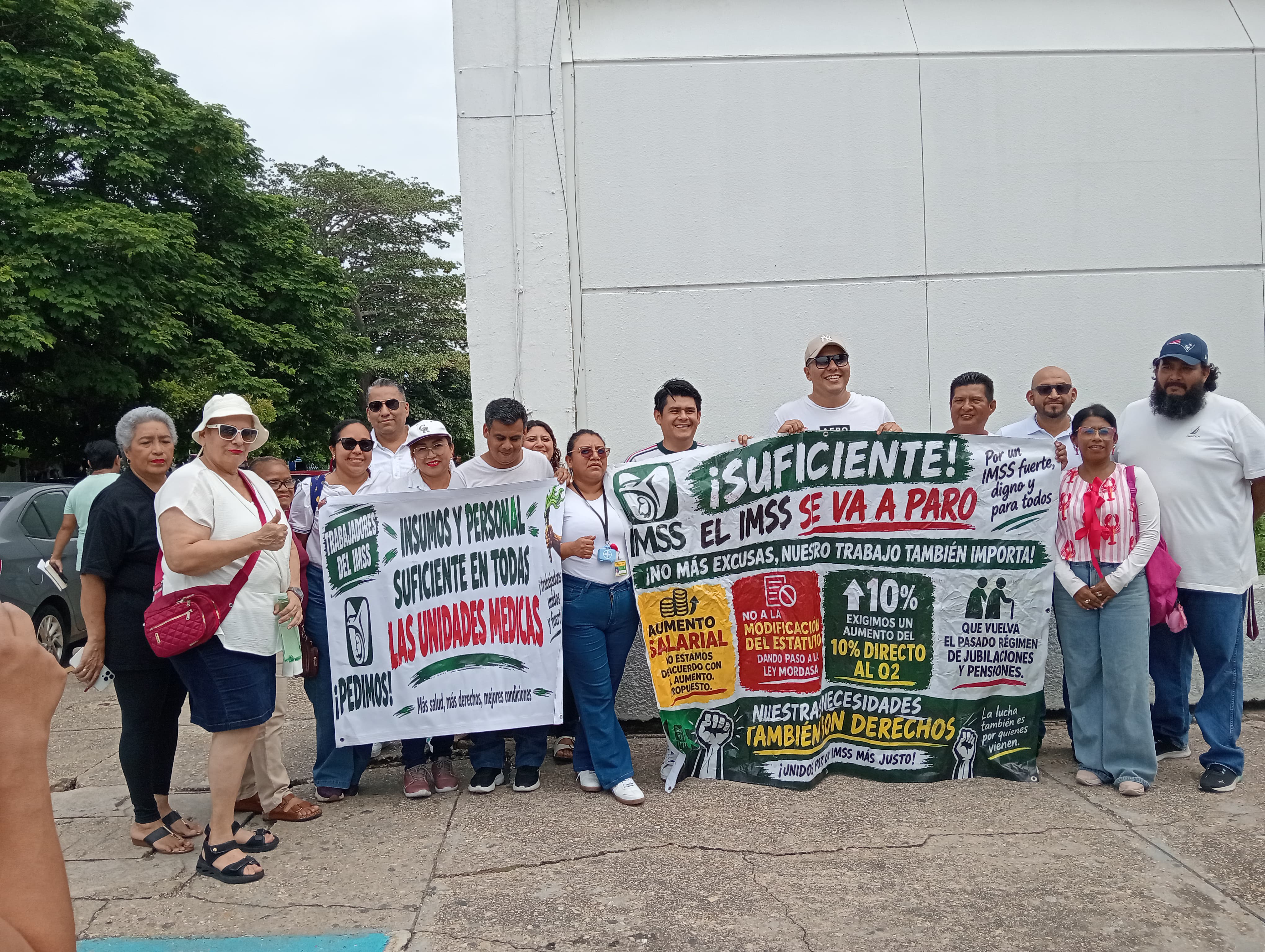 Marcha del IMSS por salario y falta de insumos