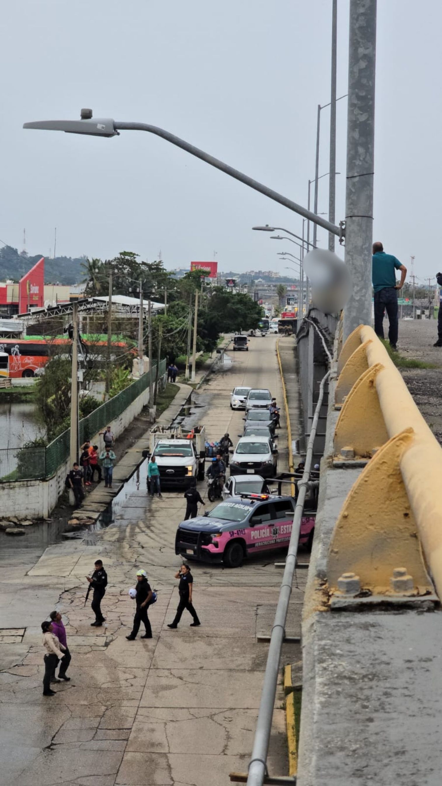 Ciudadanos rescatan a joven en puente de Coatzacoalcos