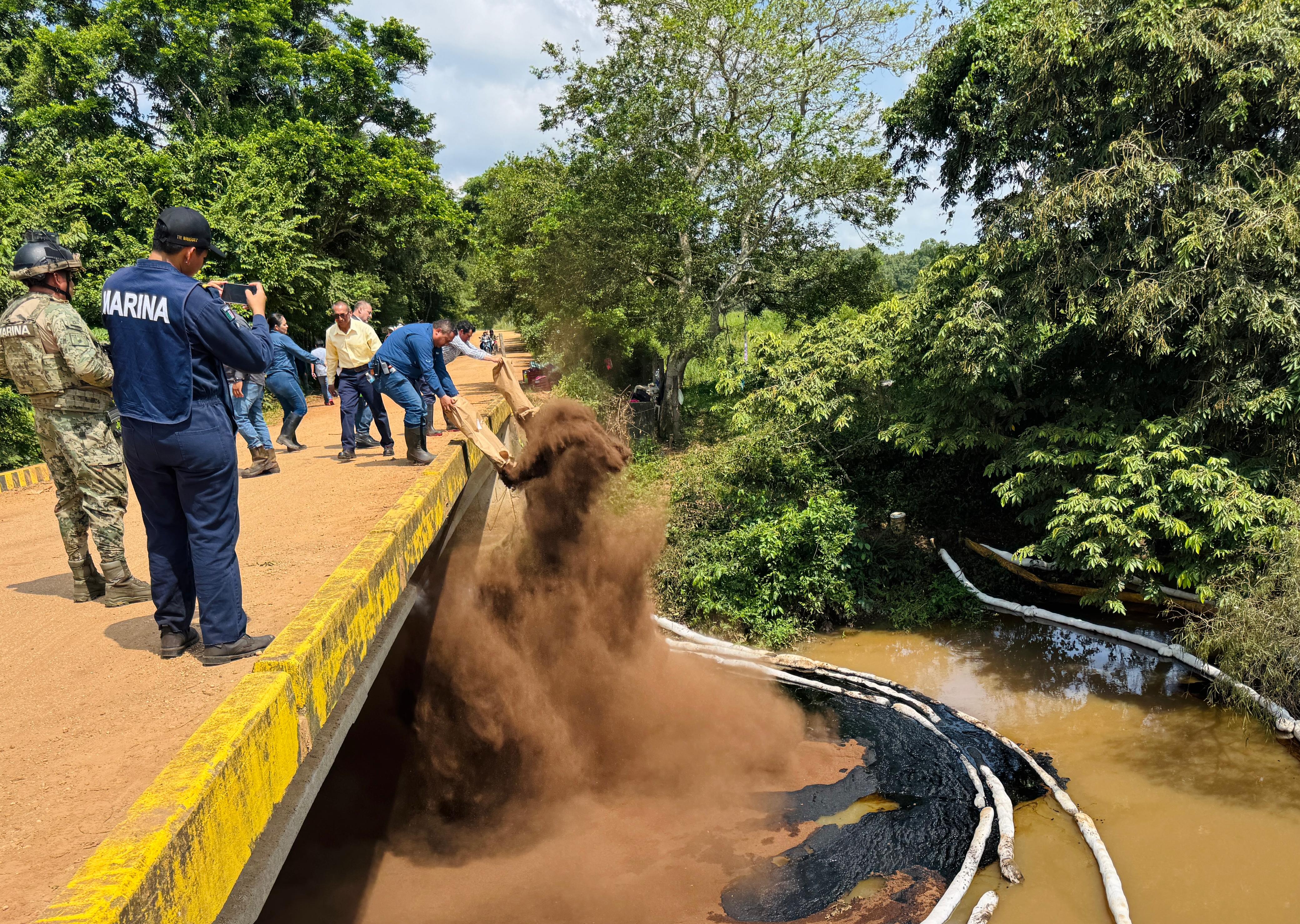 Profepa clausura áreas de PMV por derrame de hidrocarburo en el arroyo Chacalapa