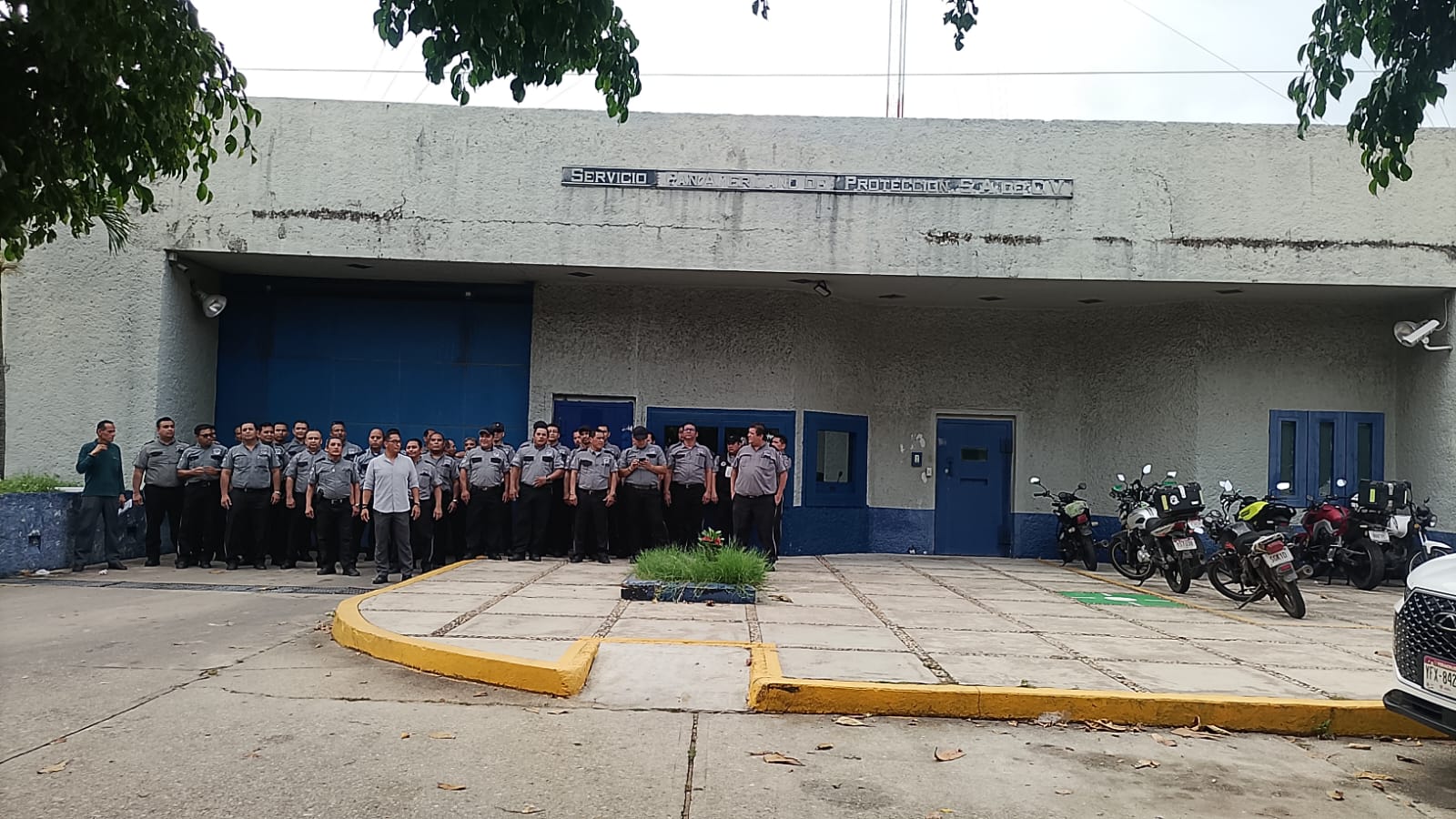 Trabajadores de Panamericano paran labores en Coatzacoalcos; exigen aumento salarial